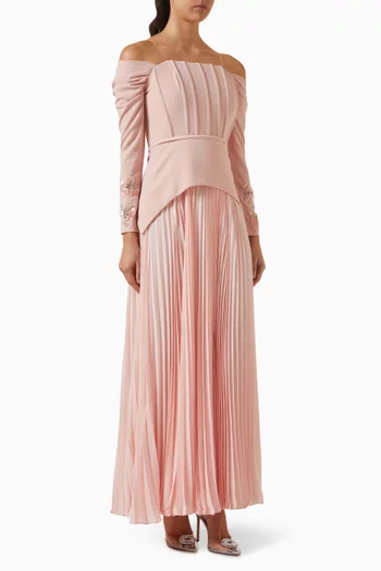 فستان طويل بأكتاف مكشوفة وطيّات