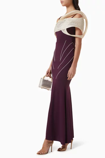 فستان طويل بأكتاف مكشوفة