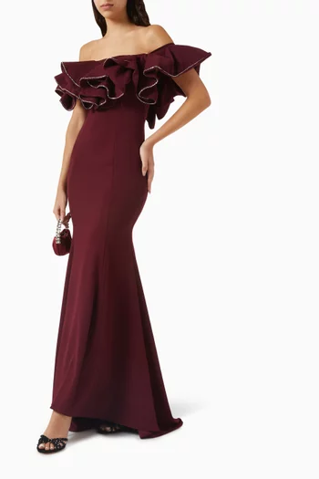 فستان طويل بكشكش وأكتاف مكشوفة