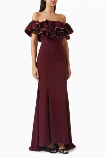 فستان طويل بكشكش وأكتاف مكشوفة