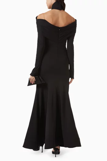 فستان طويل بياقة عالية وتطريزات