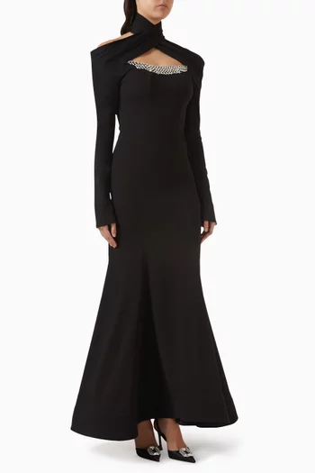 فستان طويل بياقة عالية وتطريزات