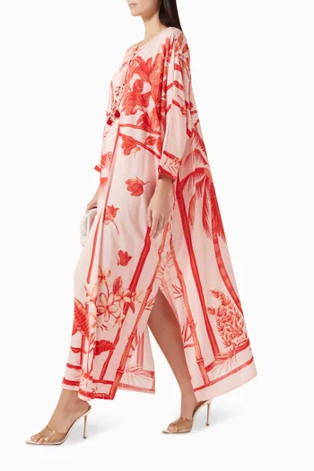 قفطان بأكمام جناح الخفاش وتطريزات بالحلي