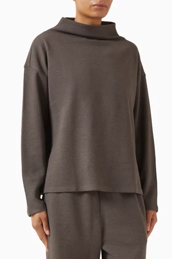 بلوزة بقصة مربعة وياقة عالية منسوجة من مزيج قطن متشابك ومزدوج