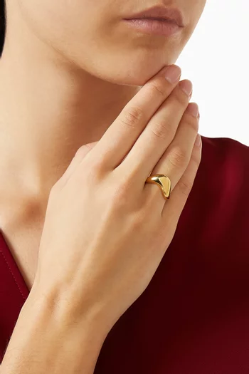 خاتم منحوت على شكل حرف V معدن مطلي ذهب عيار 14‏