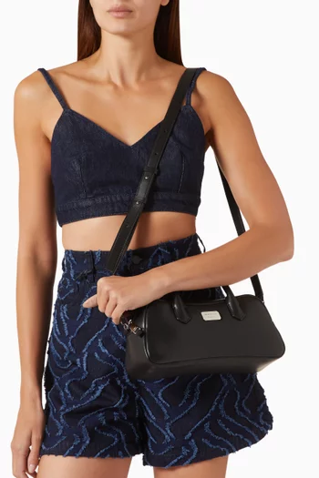 حقيبة يد بشعار الماركة جلد