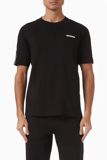 تي شيرت بشريط بشعار الماركة قطن