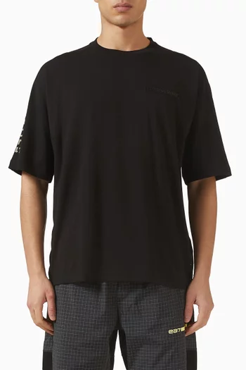 تي شيرت بشريط بشعار الماركة قطن