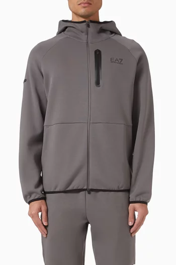 كنزة بغطاء للرأس مزينة بشعار الماركة