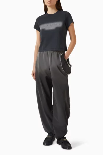 تي شيرت بشعار الماركة بملمس بارز قطن