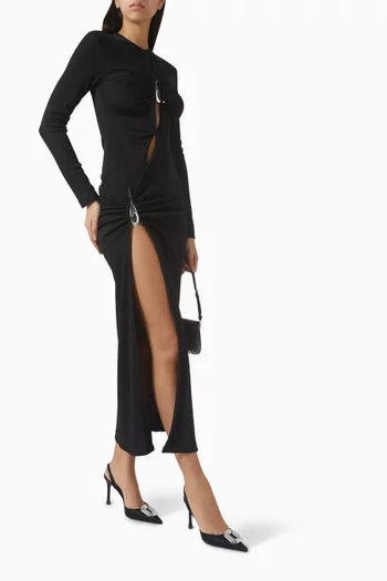 فستان بفتحة وعقد ملفوفة وحلي مرصعة بكريستال