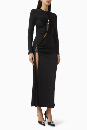 فستان بفتحة وعقد ملفوفة وحلي مرصعة بكريستال