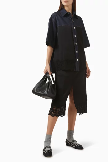 قميص بقصة فضفاضة وحافة بشريط دانتيل دينم