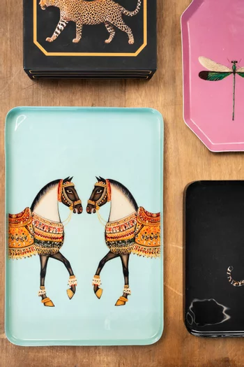 صينية بنقشة حصان حديد