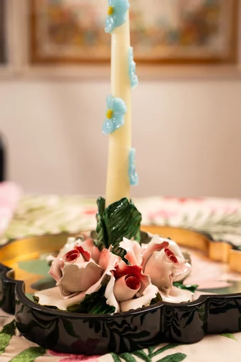 شمعدان بتصميم زهور الهايدرنجا خزف