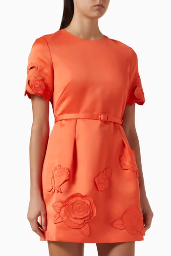 فستان اوريلي قصير بتطريزات بارزة