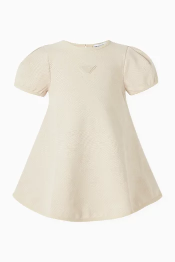 فستان بقصة على شكل حرف A وشعار الماركة