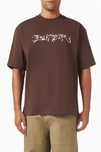 تي شيرت بطبعة شعار الماركة بخط يدوي قطن