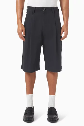 شورت برمودا بطيّات وقصة ساقين واسعتين