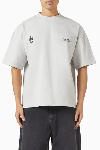 تي شيرت بطبعة مزدوجة لشعار الماركة قطن