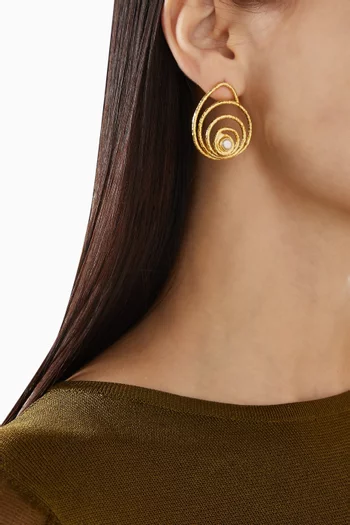 أقراط بتصميم مموج مرصعة بلؤلؤ معدن مطلي