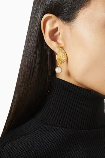 أقراط بتصميم أوراق شجر مزينة بلؤلؤ معدن مطلي