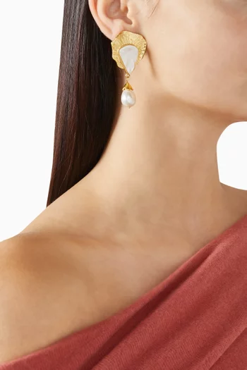 أقراط متدلية بتصميم صدفة مزينة بلؤلؤ معدن مطلي بالذهب