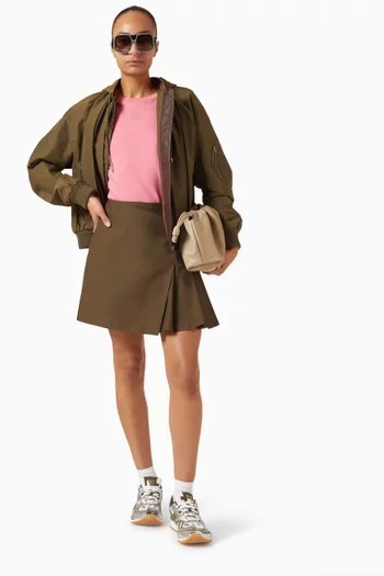 تي شيرت بحافة غير متماثلة ومطرز بشعار الماركة