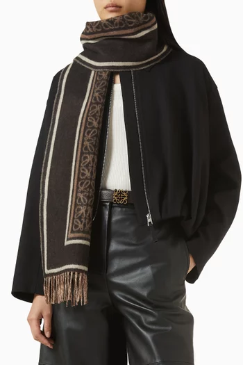 وشاح بشعار الماركة وشرّابات صوف وكشمير