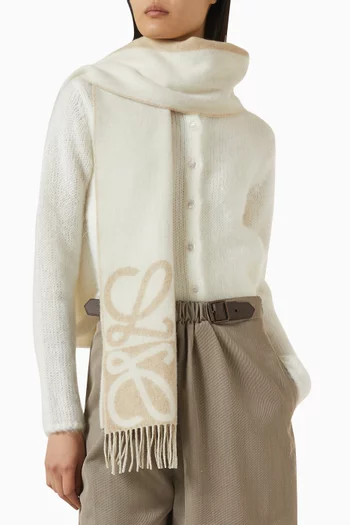 وشاح بشعار الماركة وشرّابات صوف وكشمير