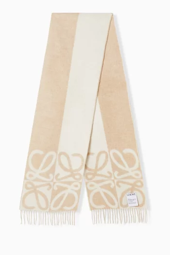 وشاح بشعار الماركة وشرّابات صوف وكشمير