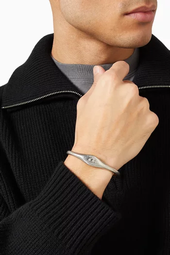 سوار مفتوح بحرف C الشهير