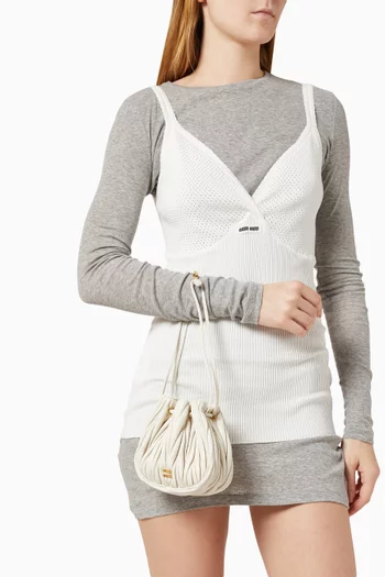 حقيبة صغيرة برباط تضييق وشعار الماركة جلد نابا مبطن