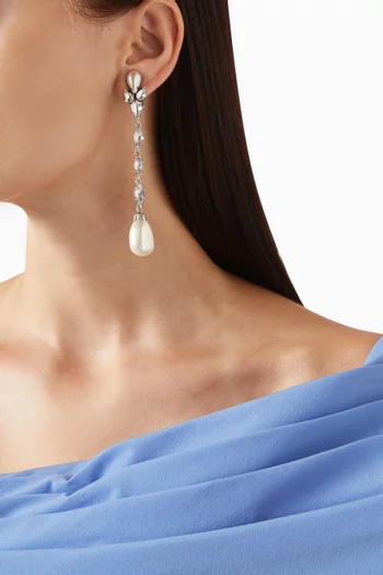 أقراط متدلية مرصعة باللؤلؤ