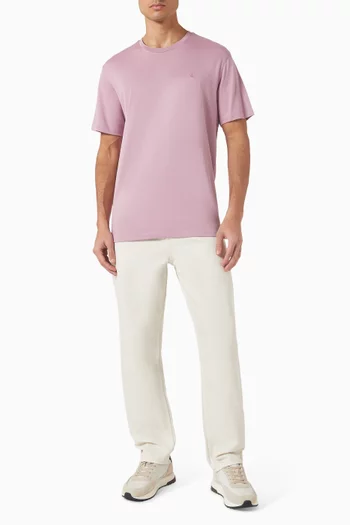 تي شيرت بفتحة رقبة مستديرة وشعار الماركة قطن