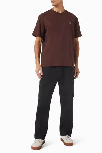 تي شيرت بأحرف الماركة قطن