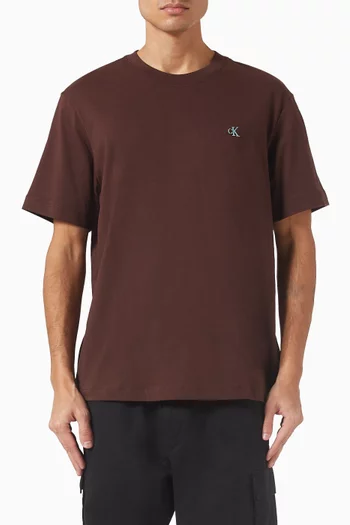 تي شيرت بأحرف الماركة قطن