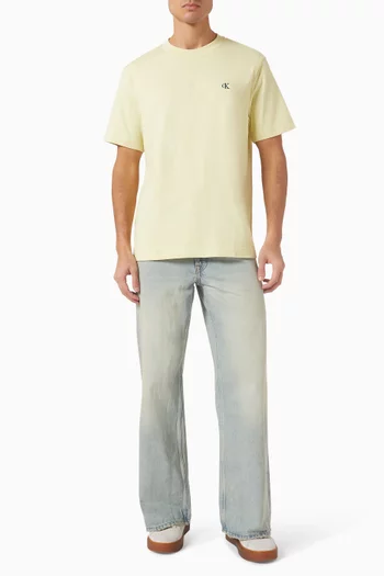 تي شيرت بأحرف الماركة قطن