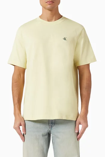 تي شيرت بأحرف الماركة قطن