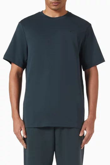 تي شيرت مطرز بشعار الماركة وتقنية Dri-FIT‏ نسيج