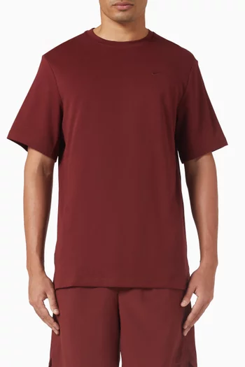 تي شيرت مطرز بشعار الماركة وتقنية Dri-FIT‏ نسيج