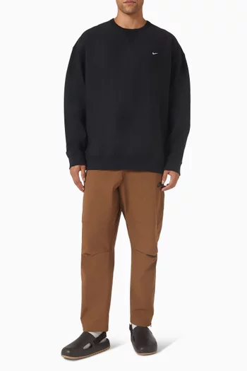 سويت شيرت بفتحة رقبة مستديرة وشعار سولو صوف