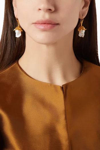 أقراط متدلية بتصميم فراولة مرصعة باللؤلؤ نحاس مطلي ذهب عيار 22