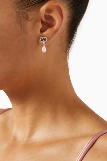 أقراط بيضاوية مرصعة بكريستال سواروفسكي ولؤلؤ معدن بلون فضي