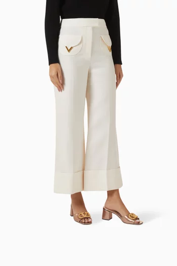 حذاء مفتوح بشعار حرف V جلد نابا لامع