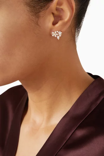 أقراط بتصميم زهرة مرصعة باللؤلؤ نحاس مطلي بلون ذهبي