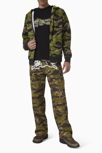 تي شيرت بطبعة كلب يجري بنقشة جلد نمر مخططة قطن