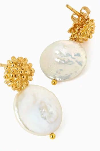 Feminine Waves Pearl Earrings in Gold-plated Metal