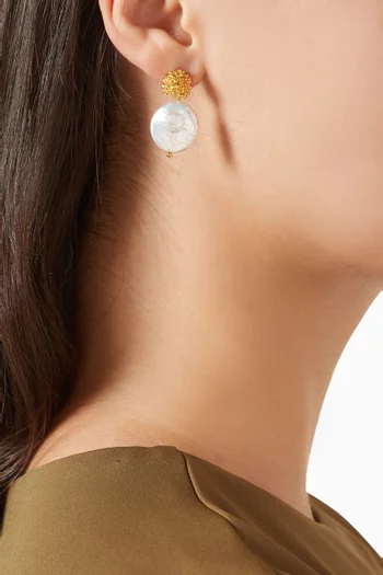 أقراط فيمينين ويفز مزينة بلؤلؤ معدن مطلي بلون ذهبي