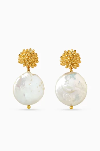 Feminine Waves Pearl Earrings in Gold-plated Metal
